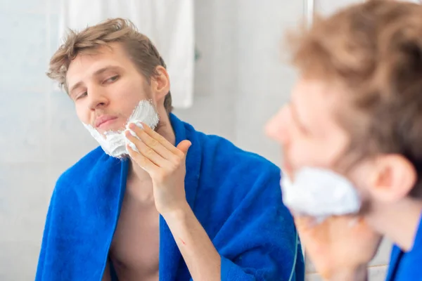 Rasierschaum ins Badezimmer stellen — Stockfoto