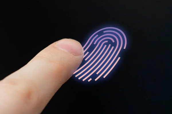 Person scannt Fingerabdruck auf seinem Mobilgerät b Stockbild