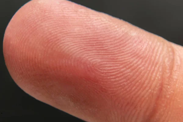 Lähikuva makrokuva valkoihoisen miehen sormenjäljestä b kuvapankkikuva