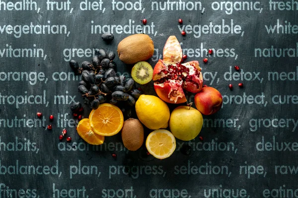 Плоске планування свіжих фруктів Selectrion на гранжевій поверхні, такій як виноград, ківі, апельсин, екзотичні тропічні фрукти — стокове фото
