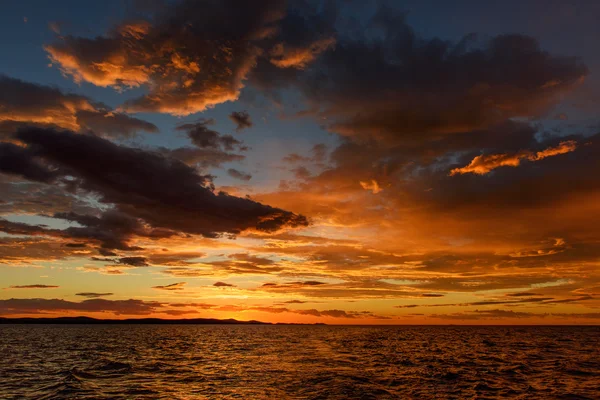 Pôr do sol acima do mar — Fotografia de Stock