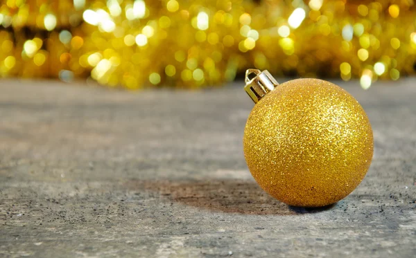 Palla di Natale d'oro — Foto Stock