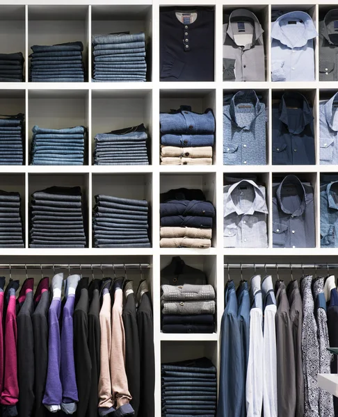 Kleidung im Geschäft — Stockfoto