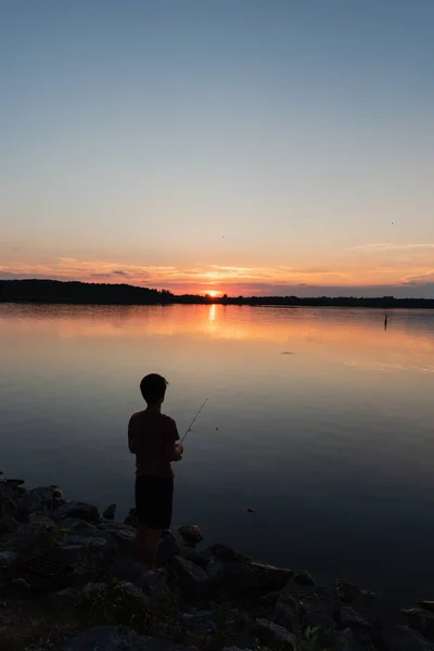 Jugendlicher Junge Angelt Ufer Des Sees Bei Sonnenuntergang Ontario Kanada — Stockfoto