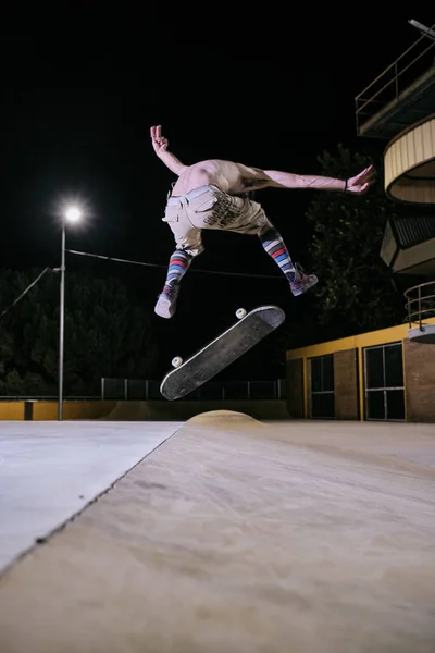 Jonge Blanke Man Rijdt Zijn Skateboard Skatepark — Stockfoto