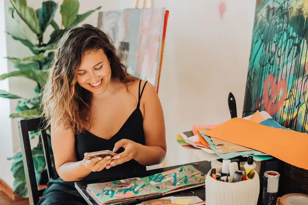 Joven Hermosa Mujer Pintura Cuadro Artista — Foto de Stock