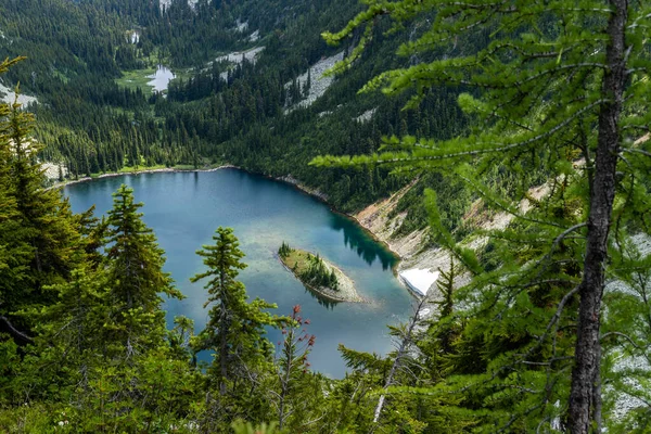 Hermosa Vista Del Lago Sobre Fondo Naturaleza —  Fotos de Stock
