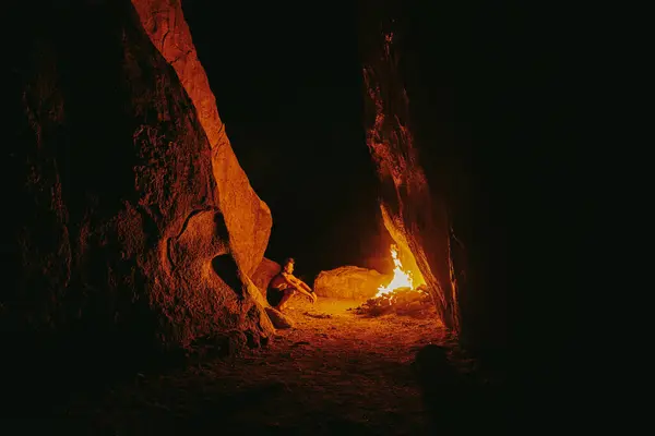 Junger Mann Nachts Vor Lagerfeuer Nordkalifornien — Stockfoto