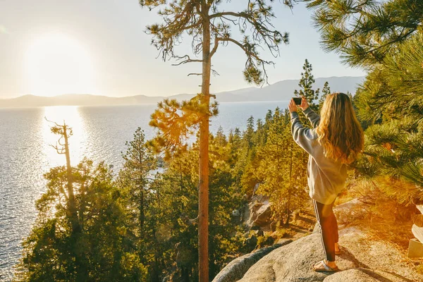 Jovem Mulher Tirando Uma Foto Pôr Sol Sobre Lago Tahoe — Fotografia de Stock