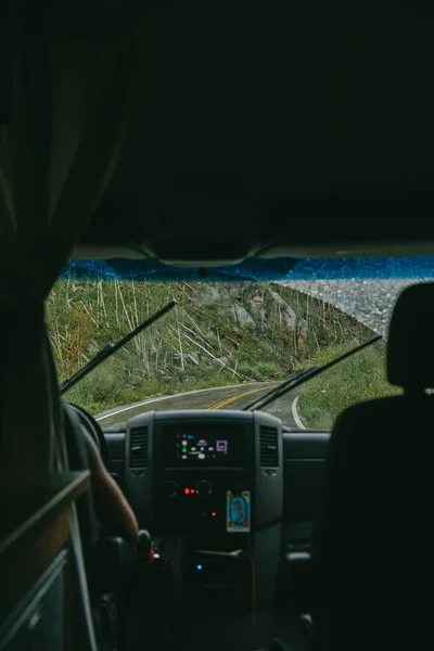 Вид Открытую Дорогу Через Лобовое Стекло Фургона Camper — стоковое фото