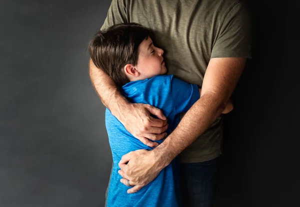 Primer Plano Del Joven Abrazando Padre Contra Fondo Negro — Foto de Stock