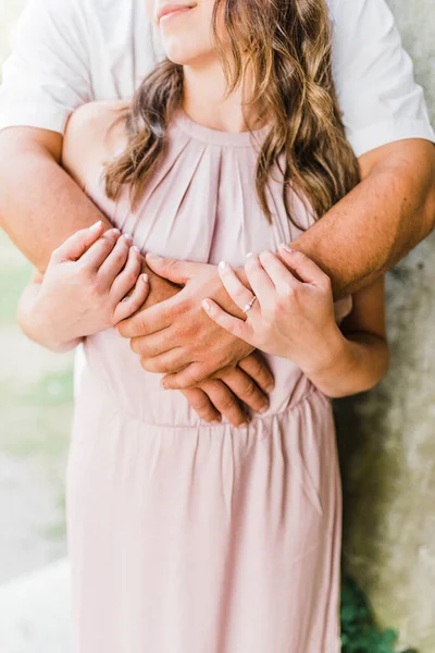 Junges Attraktives Paar Umarmt Sich Freien — Stockfoto