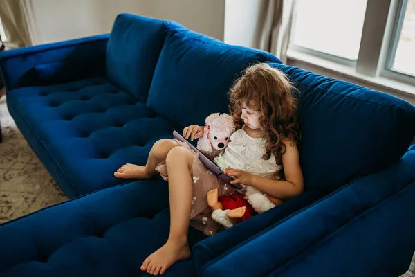 Cute Little Girl Tablet Sofa — 图库照片
