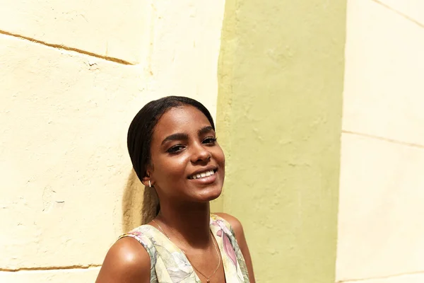Schöne Junge Kubanische Frau Lächelt — Stockfoto