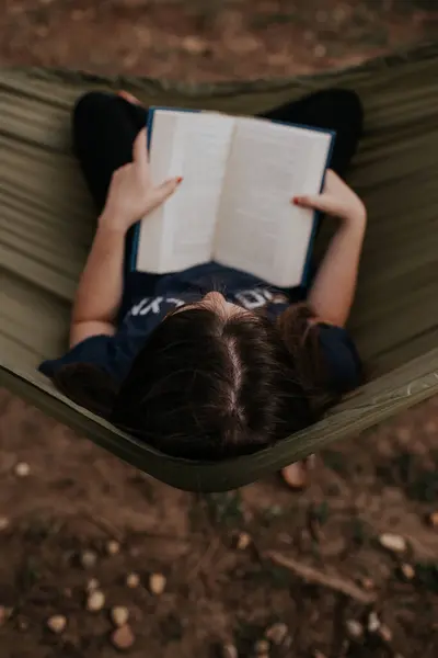 Vertikal Overhead Von Teen Girl Sitting Hängematte Reading — Stockfoto