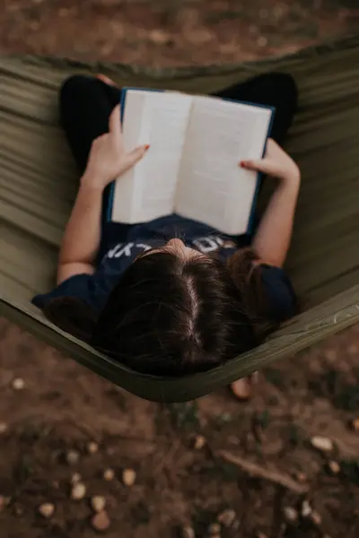 Frais Généraux Verticaux Adolescente Assise Dans Lecture Hamac — Photo