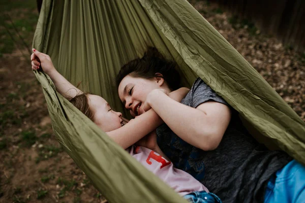 Girls Laying Hammock Snuggling Together — Stock Photo, Image