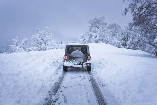 Автомобиль Едет Дороге Снегу — стоковое фото