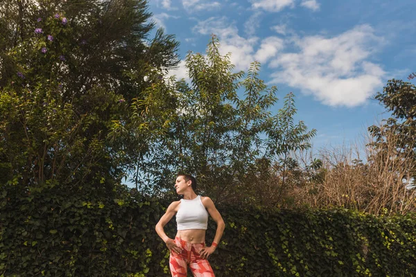 Donna Formazione Stretching All Aperto — Foto Stock