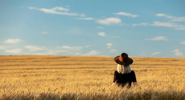 Blonde Woman Black Dress Hat Scarf Wheat Field Autumn Season — Stock Photo, Image