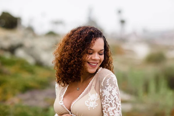 Jovem Mulher Sheer Vestido Sorrindo Praia — Fotografia de Stock