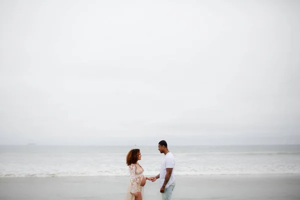 Mixed Race Couple Posing Beach — Stock Photo, Image