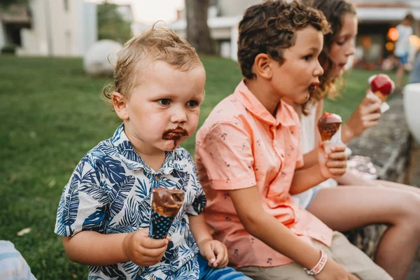 Irmãos Com Rostos Sujos Comendo Sorvete Juntos Durante Férias — Fotografia de Stock