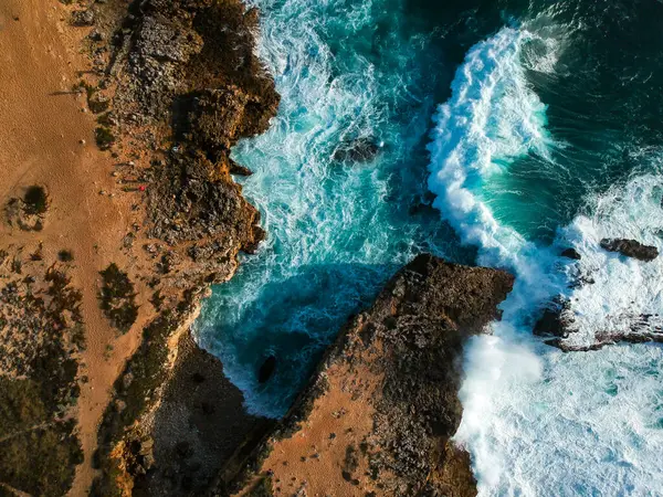 Vista Aérea Superior Das Ondas Mar Atingindo Rochas Praia — Fotografia de Stock