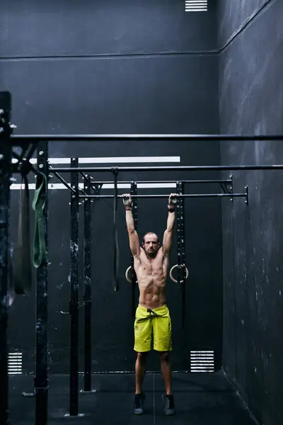 Musculoso Hombre Haciendo Ejercicio Gimnasio — Foto de Stock