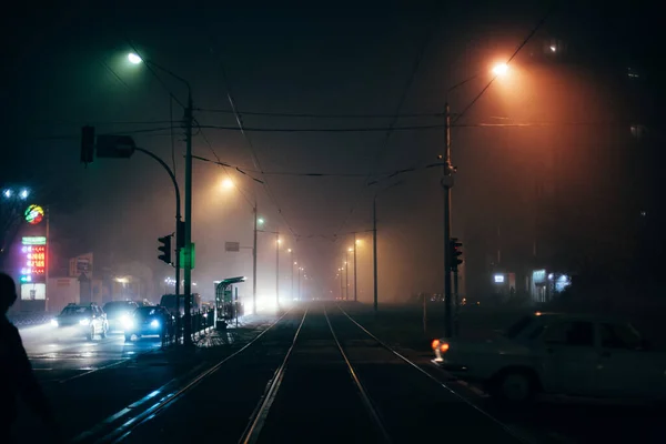 Nebelige Stadtstraße Mit Straßenbahnen Der Nacht — Stockfoto