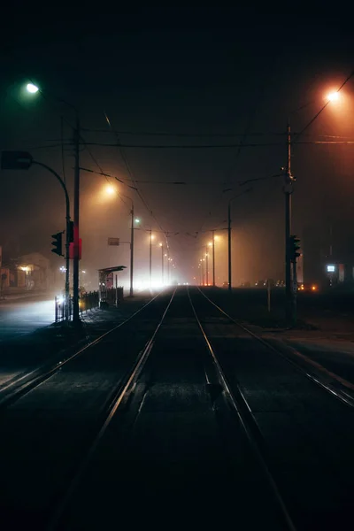Foggy Rua Cidade Vazia Com Caminhos Bonde Durante Outono Noite — Fotografia de Stock