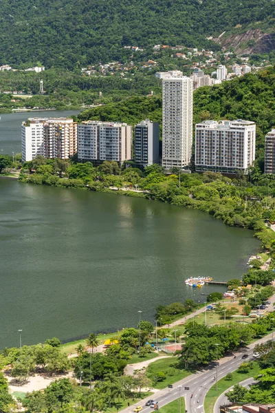 Vista Para Edifícios Residenciais Área Lagoa Com Colinas Verdes Arborizadas — Fotografia de Stock