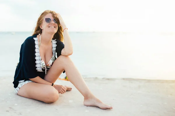 Bella Giovane Donna Seduta Sulla Spiaggia — Foto Stock