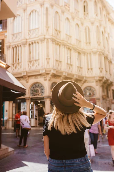 Şapkalı Genç Bir Kadın Turist Şehirde Yürüyor — Stok fotoğraf