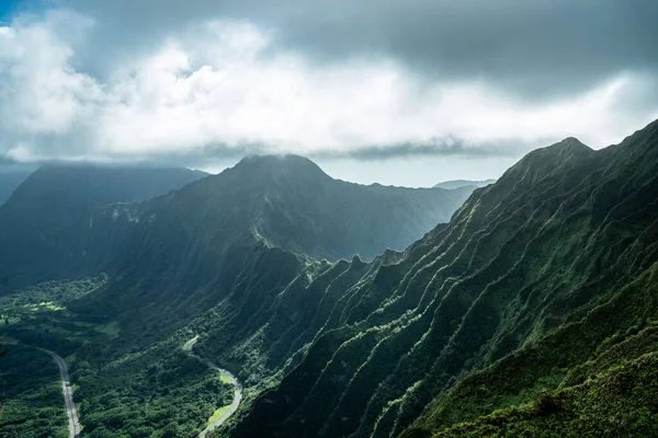 Doğa Arka Planında Dağlar Olan Güzel Bir Manzara — Stok fotoğraf