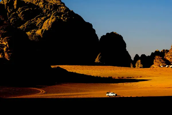 日落时分 一辆贝都因卡车穿过约旦瓦迪拉姆沙漠 — 图库照片
