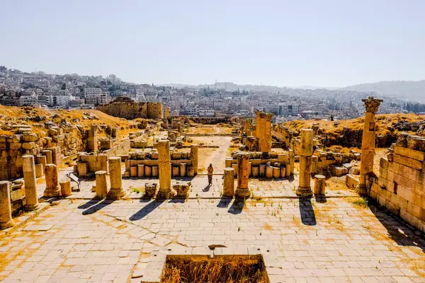 Starożytne Rzymskie Ruiny Jerasz Widokiem Nowoczesne Miasto Jordania — Zdjęcie stockowe
