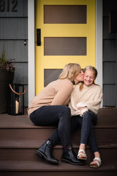 Mother Kissing Daughter Steps Front Yellow Door — Stock Photo, Image