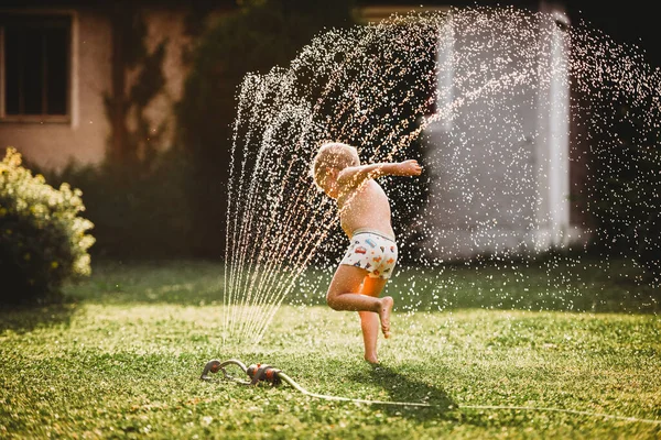 Mutlu Çocuk Oynuyor Arka Bahçede Sıçrıyor — Stok fotoğraf