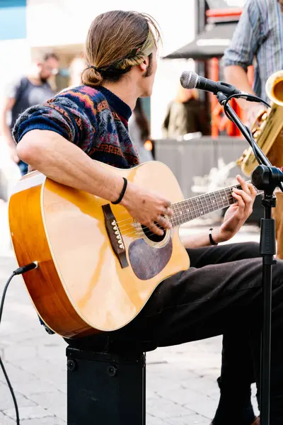 Foto Vertical Foco Seletivo Nas Mãos Jovem Tocando Guitarra Uma — Fotografia de Stock