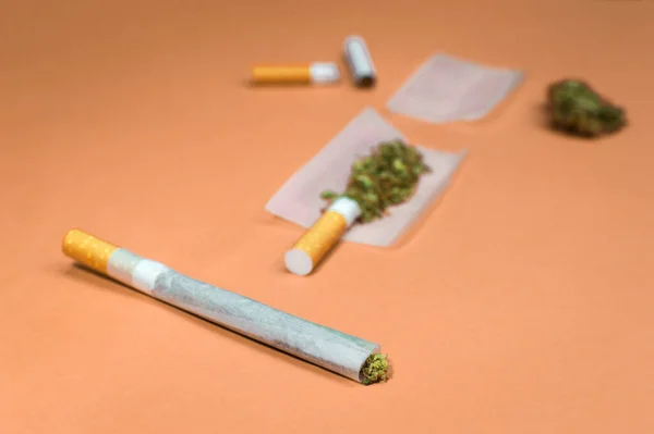 Close Van Marihuana Joint Materialen Een Wazige Achtergrond Rollen — Stockfoto