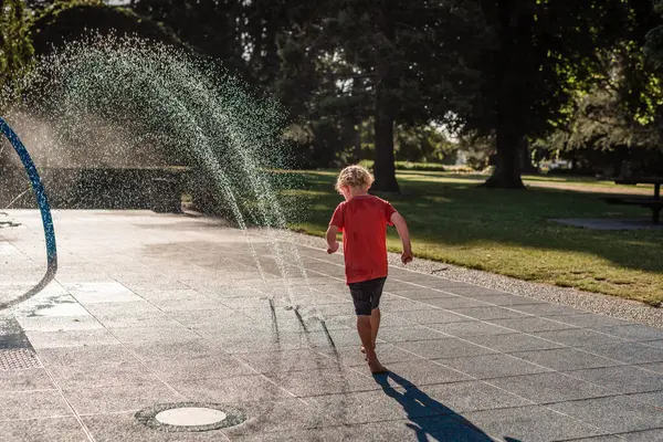 Child Playing Splash Park Summer Day — Stock Photo, Image