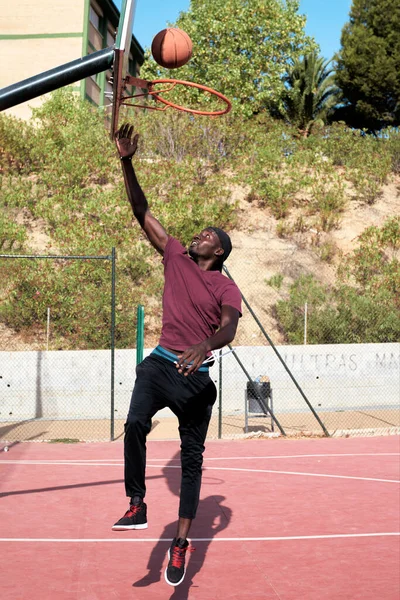 Pemuda Kulit Hitam Menembak Bola Basket — Stok Foto