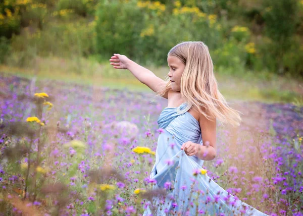 Mladá Blondýnka Dívka Poli Květin — Stock fotografie