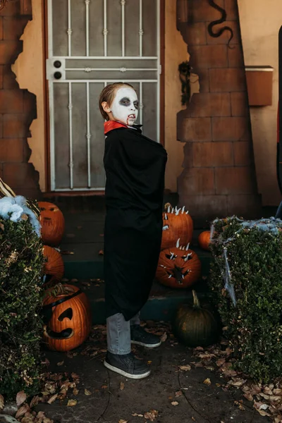 Ragazzo Età Scolare Vestito Dracula Posa Costume Halloween — Foto Stock