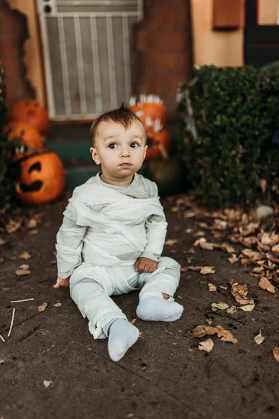 Menino Adorável Criança Vestida Como Múmia Halloween Trick Treat — Fotografia de Stock