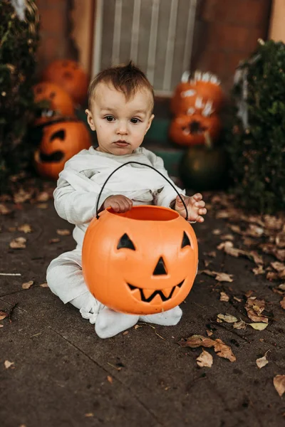 Αξιολάτρευτο Αγοράκι Ντυμένο Μούμια Στο Halloween Trick Treat — Φωτογραφία Αρχείου