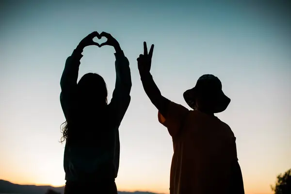 Sinal Amor Paz Silhuetas Com Céu Colorido Jovens — Fotografia de Stock