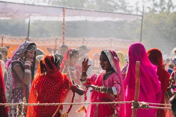 Donna Indiana Che Danza Abiti Dai Colori Vivaci Jaisalmer Desert — Foto Stock