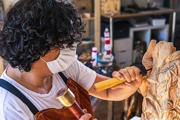 Escultor Niña Trabaja Con Cuchillo Madera Estudio — Foto de Stock